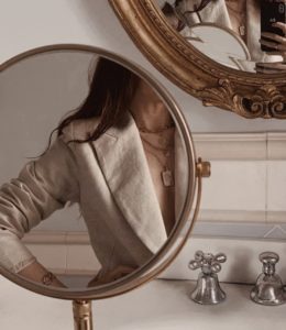 ⑤鏡に映る女性